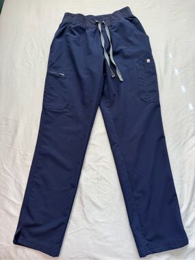 Figs Women’s Navy HW Yola Cargo Scrub Pants with Gray Drawstring